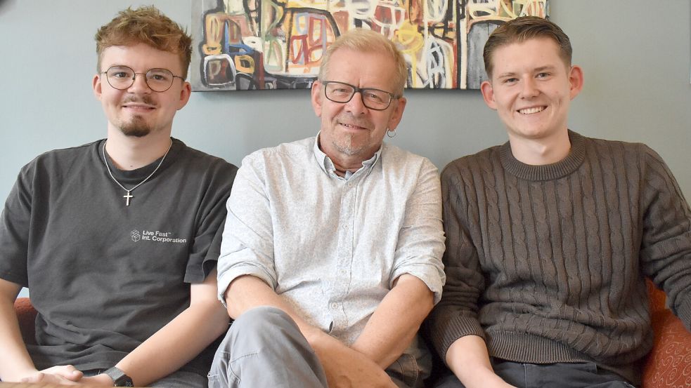 Seit mehr als 20 Jahren engagiert sich Dieter Ertwiens-Buchwald (Mitte) bei den Grünen. Seine Söhne Janno (links) und Marten (rechts) treten bei der Kommunalwahl in Ostrhauderfehn ebenfalls für den Gemeinderat an – Janno für die CDU, Marten für die UWG. Foto: Henrik Zein