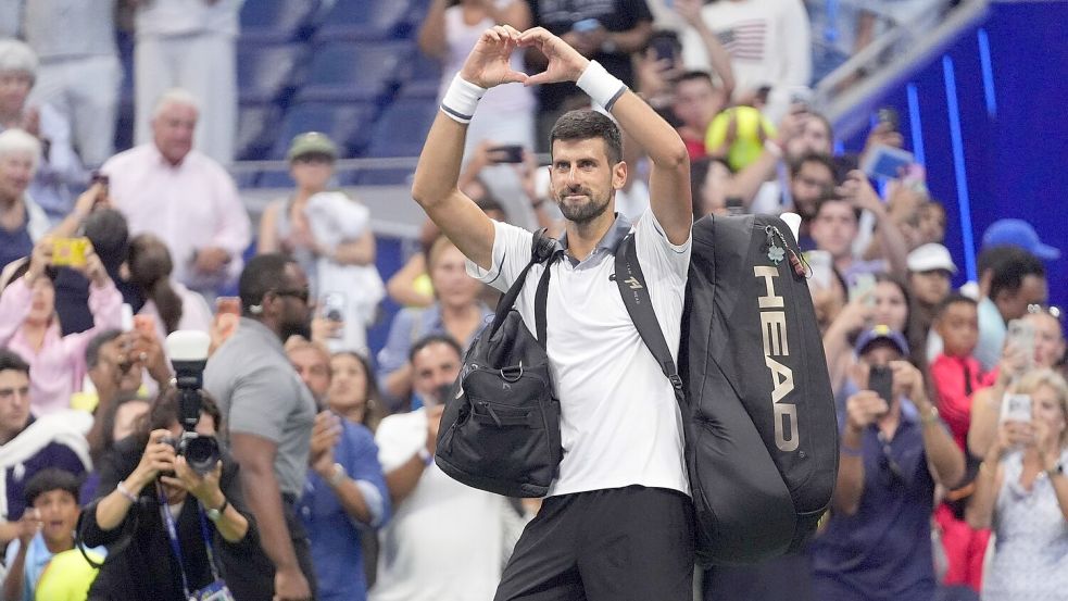 Novak Djokovic formt ein Herz zum Abschied. Foto: Frank Franklin II