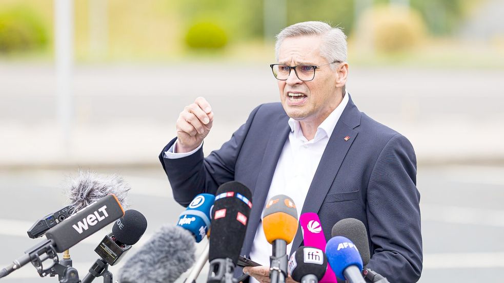 IG-Metall-Bezirkschef Gröger hält die Pläne des VW-Vorstands für überzogen. (Archivbild) Foto: Moritz Frankenberg