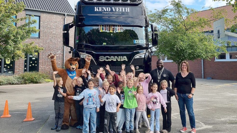 Einen erlebnisreichen Vormittag hatten Mädchen und Jungen der Grundschule am Wolfsmeer in Veenhusen mit Keno Veith (rechts neben dem Fahrzeug) und seiner Zugmaschine. Foto: Schule am Wolfsmeer