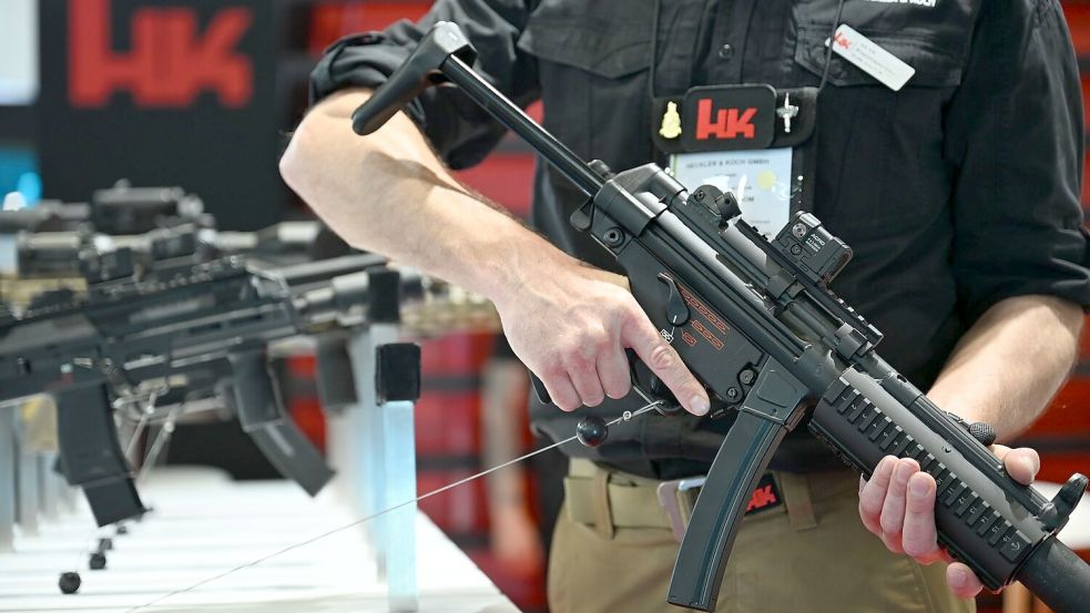 Heckler & Koch macht so viel Umsatz mit seinen Waffenverkäufen wie noch nie. Hier ein Blick auf den HK-Messestand bei der Waffenmesse Eurosatory 2026. Foto: Wolf von Dewitz/dpa