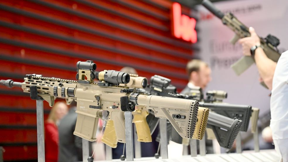 Sturmgewehre, die HK bei der Waffenmesse Eurosatory in Paris vorgestellt hat. Foto: Wolf von Dewitz/dpa