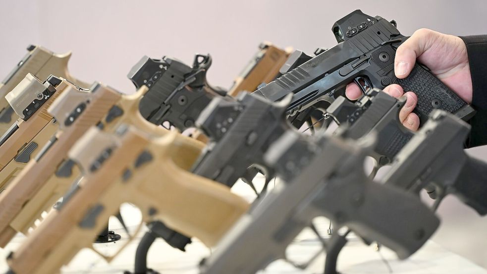 Konkurrent Sig Sauer fertigt Pistolen, die er bei der Waffenmesse Eurosatory zur Schau stellte. Foto: Wolf von Dewitz/dpa