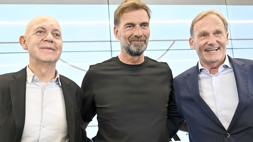 Jürgen Klopp posiert mit der DFB-Spitze bei seiner Vorstellung. (Archivbild) Foto: Florian Wiegand/dpa