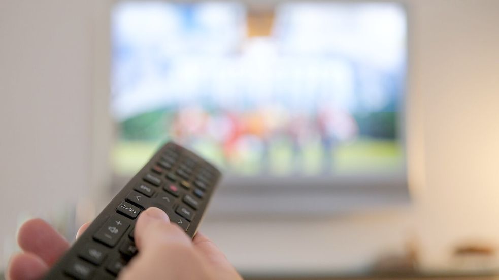 Die Umsätze mit klassischer Unterhaltungselektronik wie Fernsehern gehen in Deutschland weiter leicht zurück. (Archivbild) Foto: Bernd Weißbrod