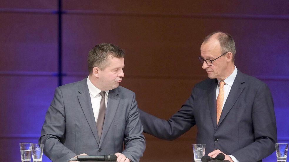 Sven Schulze (links, CDU), Ministerpräsident des Landes Sachsen-Anhalt, hat Bundeskanzler Friedrich Merz (CDU) nicht gerade offensiv um Wahlkampfhilfe gebeten. Jetzt kommt der Kanzler doch. Foto: dpa/Sebastian Willnow