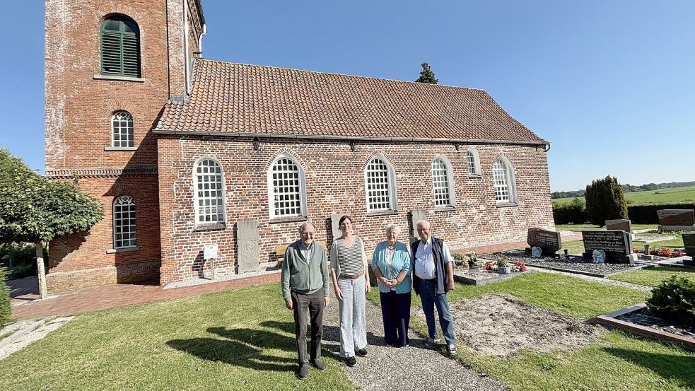 Für sie ist die Alte Kirche ein besonderer Ort: Jann de Buhr (von links), Pastorin Wiebke Olling, Reina de Buhr und Wolfgang Wagenfeld vom Kirchenrat der evangelisch-reformierten Kirchengemeinde Veenhusen. Foto: Karin Lüppen