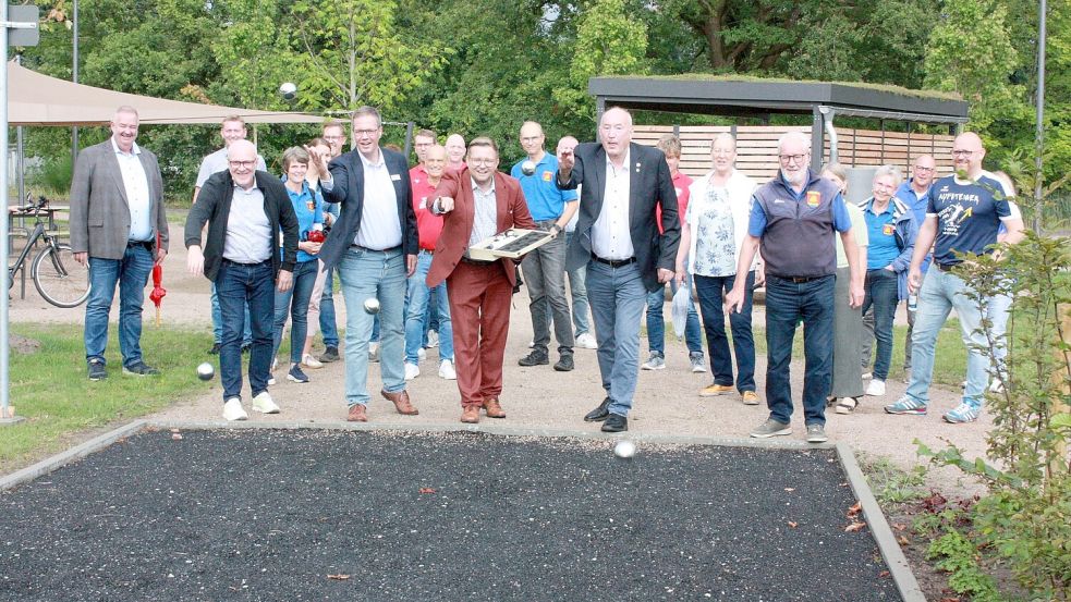 Die Boule-Anlage im Mehrgenerationenpark Barßel wurde bei der Einweihung gleich getestet. Im Bild (von links): Udo Hollemann („Die Grünplaner“), Sönke Stender (ArL), Bürgermeister Nils Anhuth, der stellvertretende Landrat Bernd Möller und Heinz Krone vom Ruderverein. Foto: Hans Passmann