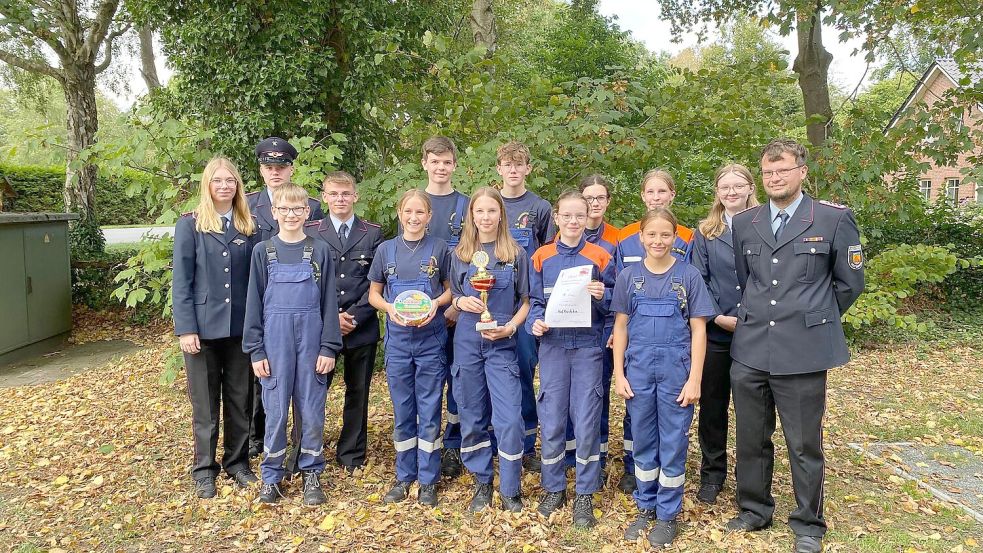 Die Jugendfeuerwehr Holterfehn sicherte sich in Folmhusen den Sieg. Dafür gab es einen Pokal, eine Urkunde und eine Packung Haribo. Foto: Jugendfeuerwehr Folmhusen