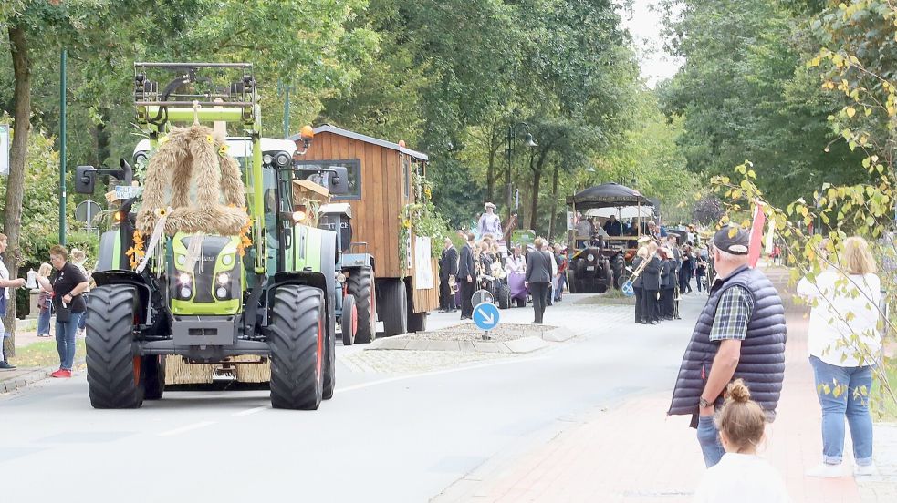 Viele Besucher verfolgten den Umzug und sorgten für beste Stimmung am Straßenrand. Foto: Hans Passmann