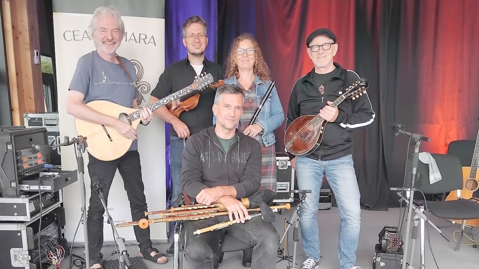 Bernd Wesemann (von links), Philipp Lobeck, Petra Niehnes, Volker Bergmann und Sebastién Redeker (vorne) sorgten trotz Regens für sommerliche Stimmung auf dem Marktplatz Rhauderfehn. Fotos: Clarissa Scherzer