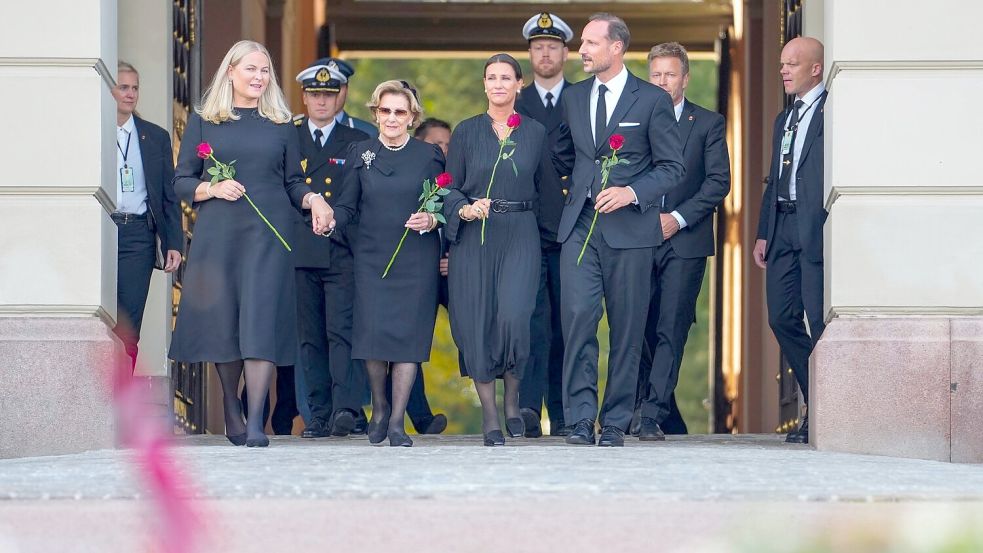Mit roten Rosen traten Haakon und Teile seiner Familie auf den Schlossplatz. Foto: Cornelius Poppe/NTB/dpa
