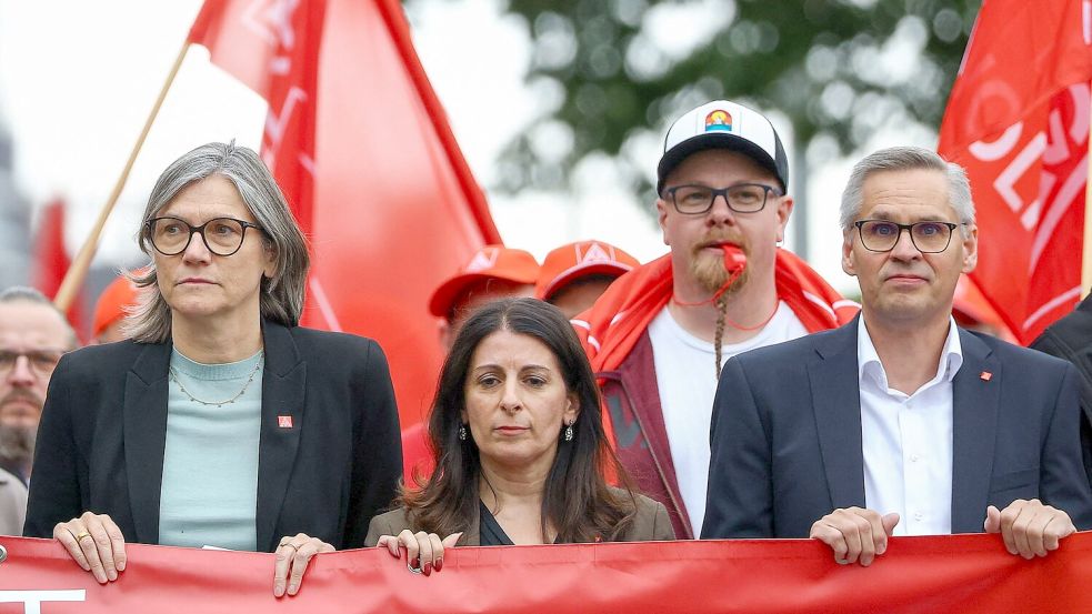 „Mit der IG Metall werden die Werke in Emden, Zwickau, Hannover und Neckarsulm nicht geschlossen“, kündigt Benner an. (Archivbild) Foto: Lisi Niesner/Reuters/Pool/dpa