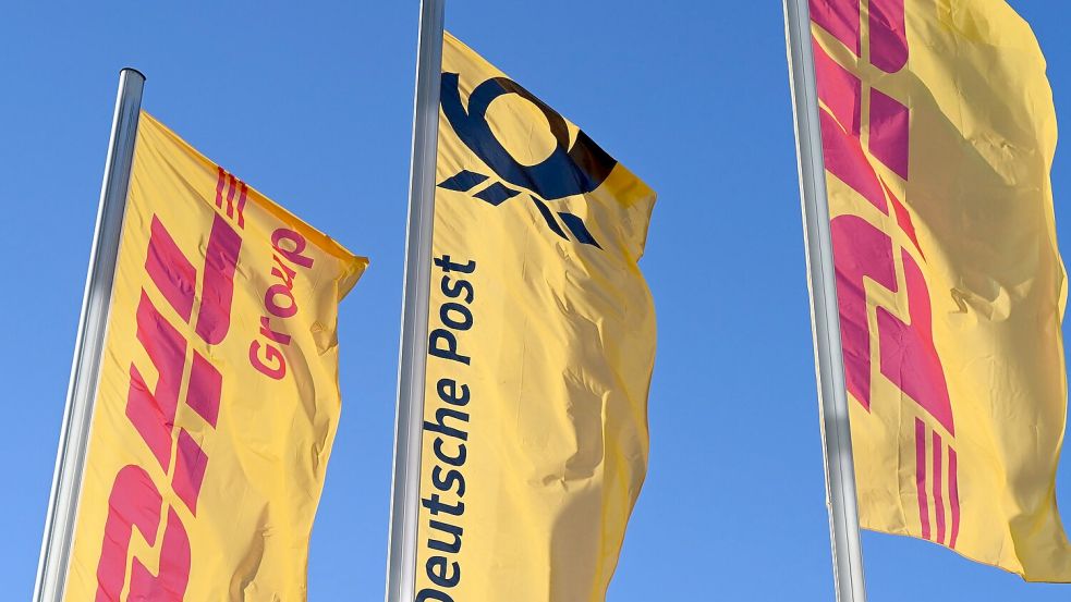 Eine Deutsche-Post-Fahne an der Konzernzentrale umrahmt von DHL-Fahnen. So soll es bleiben. Foto: Wolf von Dewitz/dpa