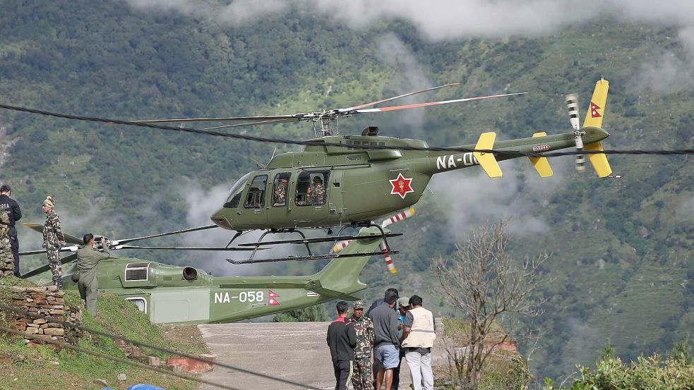 Ein Rettungshubschrauber hebt zum Einsatz im Katastrophengebiet in Nepal ab. Foto: Uncredited/YNA/dpa