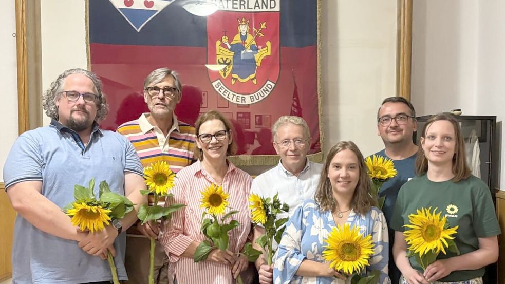 Gründungsversammlung im Saterland (von links): Für den Kreisverband Cloppenburg Marius Meyer, Heinz-Hermann Thelken und Martina Reichel-Hoffmann sowie für den Ortsverband Saterland Walter Hußmann, Laura Neumann, Eduard Bork und Kordula Schinker. Foto: Privat