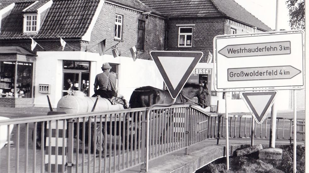 1973 gab es solche Bilder noch: ein Pferdegespann auf der Lütter-Kreuzung mit dem Kaufhaus Lütter. Foto: Archiv