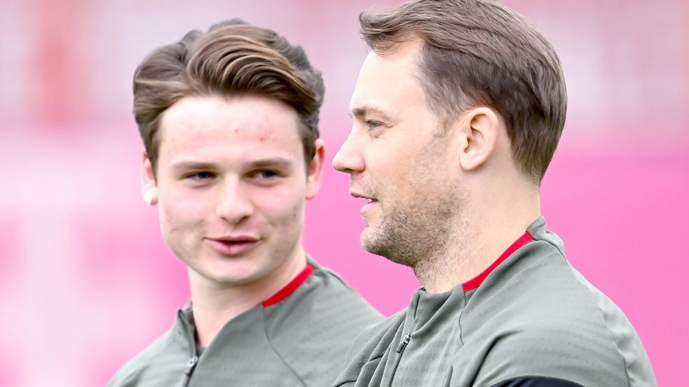 Gegenwart und Zukunft im Tor: Der 40-jährige Manuel Neuer (r) und sein Kronprinz Jonas Urbig. (Archivbild) Foto: Sven Hoppe