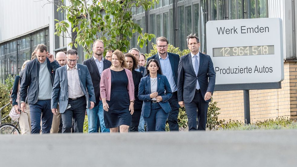 Olaf Lies (rechts) und weitere Vertreter von Politik, Gewerkschaft und Betriebsrat kamen am Montag in Emden zusammen. Foto. Klaus Ortgies
