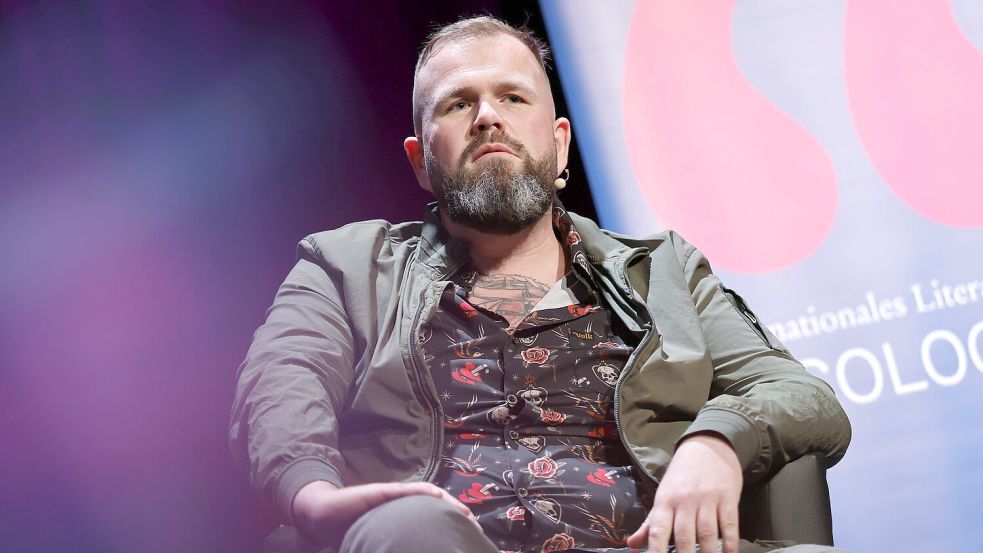 Sänger Jan „Monchi“ Gorkow ist Frontmann der Punkrockband „Feine Sahne Fischfilet“. Foto: Imago/Christoph Hardt