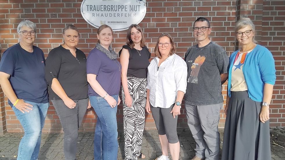 Stellten sich zum Gruppenfoto auf: Martina Thoben (Illustratorin, von links)), Veronika Greipl (Trauerbegleiterin), Ivonne Fennen (Trauerbegleiterin), Daniela Meinders (systemische Therapeutin), Petra Geerds (Trauerbegleiterin), Dr. Martin Kreuels, Anke Bsteh (Gründerin und Geschäftsführerin „Die Brückenbauer:innen“). Fotos: Clarissa Scherzer