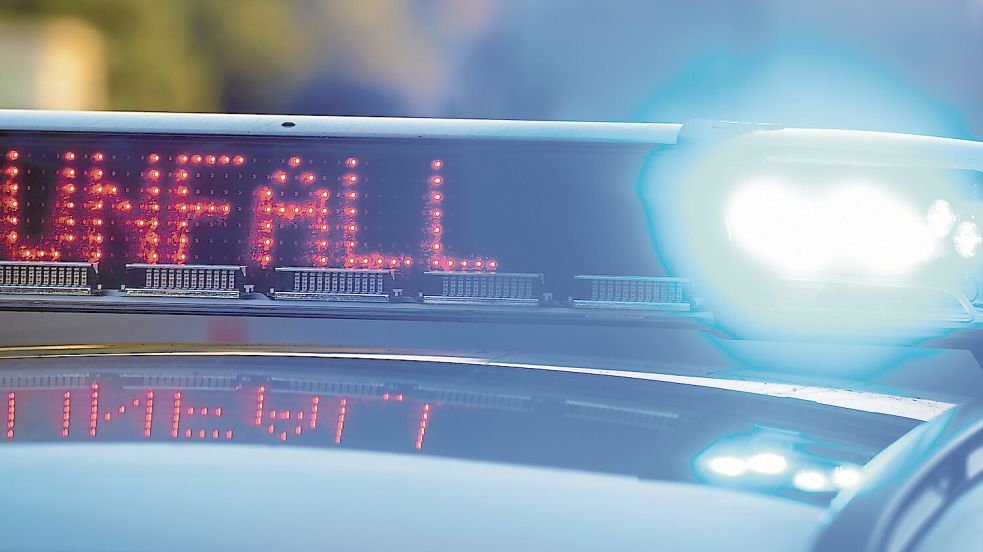 Die Polizei ermittelt nach einem Unfall in Filsum. Symbolfoto: Puchner/dpa
