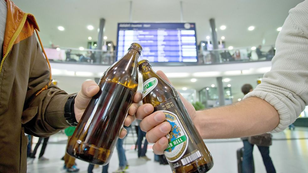 Die Deutsche Bahn führt nach und nach ein Alkoholverbot an allen Bahnhöfen ein. Foto: dpa/Daniel Karmann