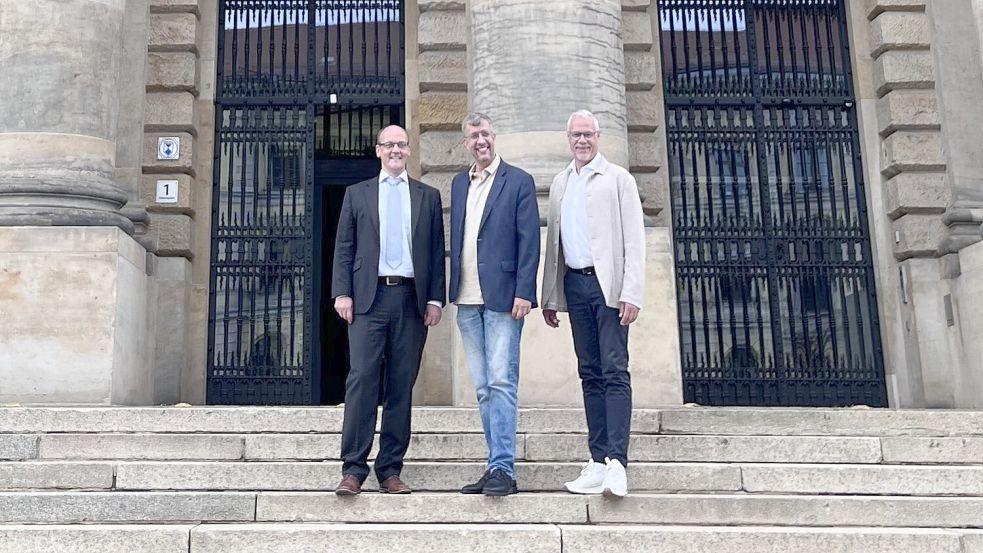 Rechtsanwalt Dr. Uwe Scholz (von links), Sascha Rex vom Deutschen Volkshochschul-Verband und Stephan Kühl von der VHS Leer haben sich nach der erfolgreichen Verhandlung vor dem Eingang des Bundesverwaltungsgerichts fotografieren lassen. Foto: VHS Leer