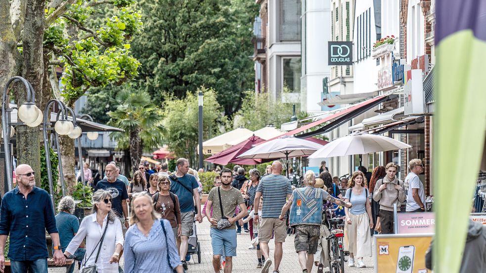 In der Fußgängerzone in Leer ist teilweise viel los. Gerade an solchen Tagen kommt es zu Beinahe-Unfällen, heißt es häufiger. Foto: Klaus Ortgies/Archiv