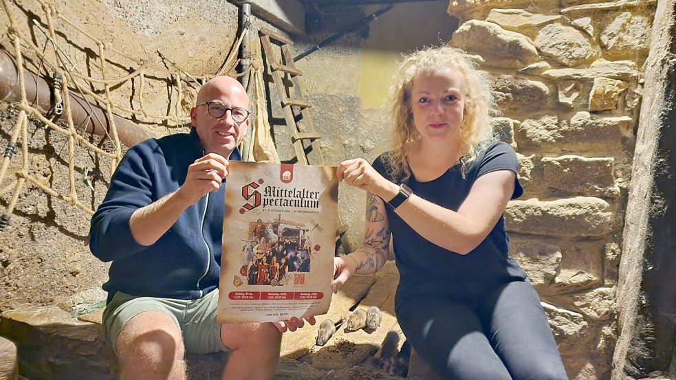 Nico Korte (Bereichsleiter Besuchererlebnis) und Jennifer Ludwig (Veranstaltungsfachwirtin) freuen sich auf die Besucher des Mittelalter Spectaculum im Osnabrücker Zoo am Schölerberg. Foto: Zoo Osnabrück/Hanna Räckers