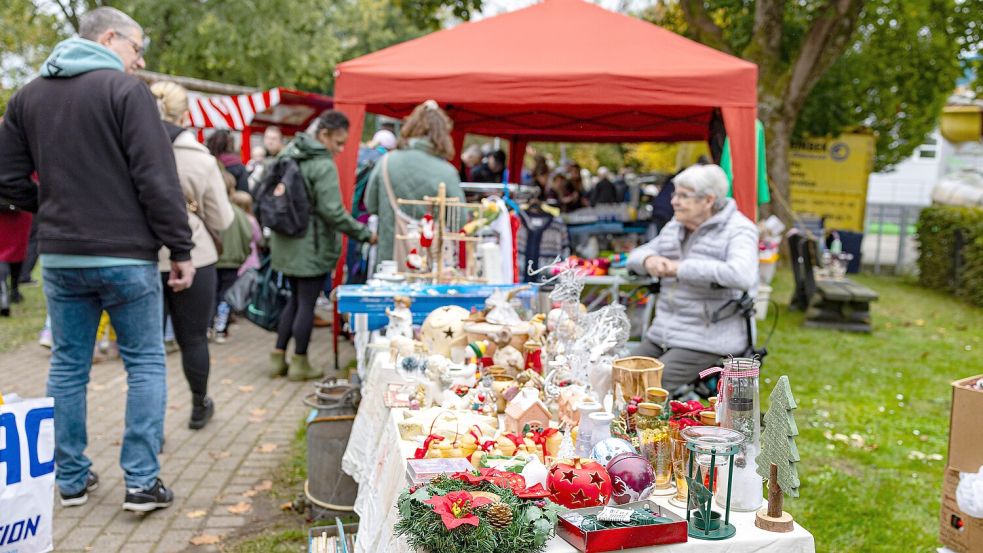 Für den Herbstflohmarkt im Moskaubad werden die Standplätze auf der Liegewiese zunächst verlost, danach startet der freie Verkauf. Foto: Denise Matthey