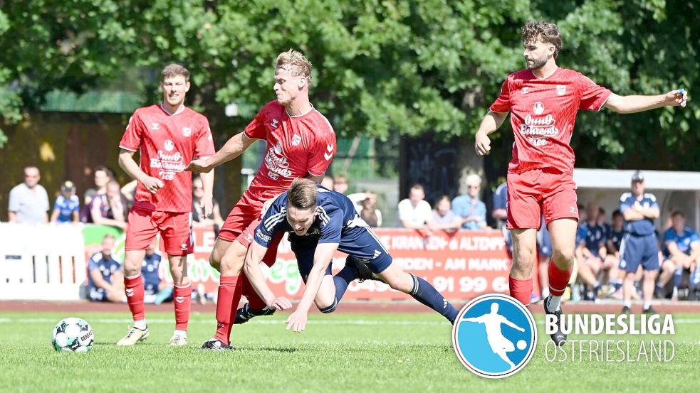 In den Duellen zwischen dem SV Hage (dunke Trikots) und dem FC Norden (rote Trikots) gab es in den vergangenen Jahren entweder ein Remis oder Auswärtssiege. Im jüngsten Aufeinandertreffen triumphierte Norden im Ostfriesland-Cup-Achtelfinale nach Elfmeterschießen. Foto: Jens Doden, Blomberg