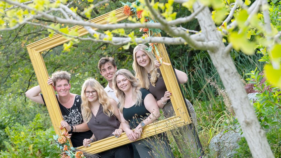 Zur Wahl für das Blütenkönigshaus in Wiesmoor treten an (von links): Ina Knobloch (47) aus Wiesmoor, Emma Hofer (21) aus Wiesmoor, Bjarne Rouw (25) aus Wiesmoor, Janina Julius-Kroon (28) aus Timmel und Larissa Kahmann (24) aus Wiesmoor. Foto: Klaus Ortgies