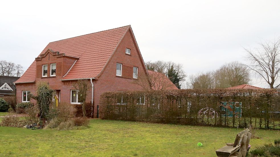 Für den Neubau der Kita in Strücklingen soll das Pfarrhaus abgerissen werden. Foto: Hans Passmann