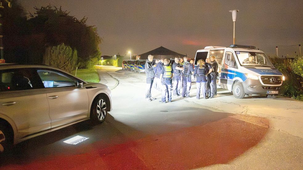 Auch in der Nacht waren zahlreiche Einsatzkräfte vor Ort. Foto: Alexander Franz/dpa