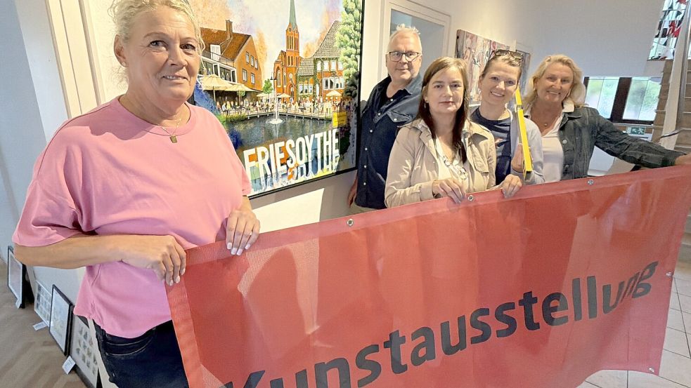 Bei der Arbeit: Michaela Rumpke, Gerd Binder, Ingrid Bley, Claudia Wiese und Christa Anneken (von links) richten sich mit ihren Künstlerkollegen zurzeit im alten Rathaus ein. Foto: Claudia Wimberg