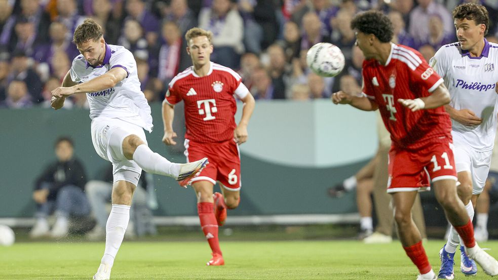 Moment der Extase an der Bremer Brücke: Robin Meißner erzielt mit einem Traumtor das 1:0 für den VfL Osnabrück gegen den FC Bayern München. Foto: IMAGO/DeFodi.de
