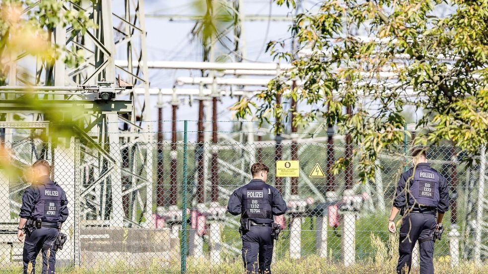 Unbekannte positionierten in Brandenburg mehr als ein Dutzend Geschosse unter Stromleitungen. Foto: Frank Hammerschmidt
