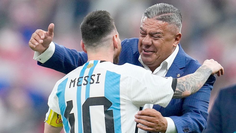 Verbandsboss Claudio Tapia kündigt eine Ehrung für Lionel Messi an. (Archivbild) Foto: Natacha Pisarenko/AP/dpa