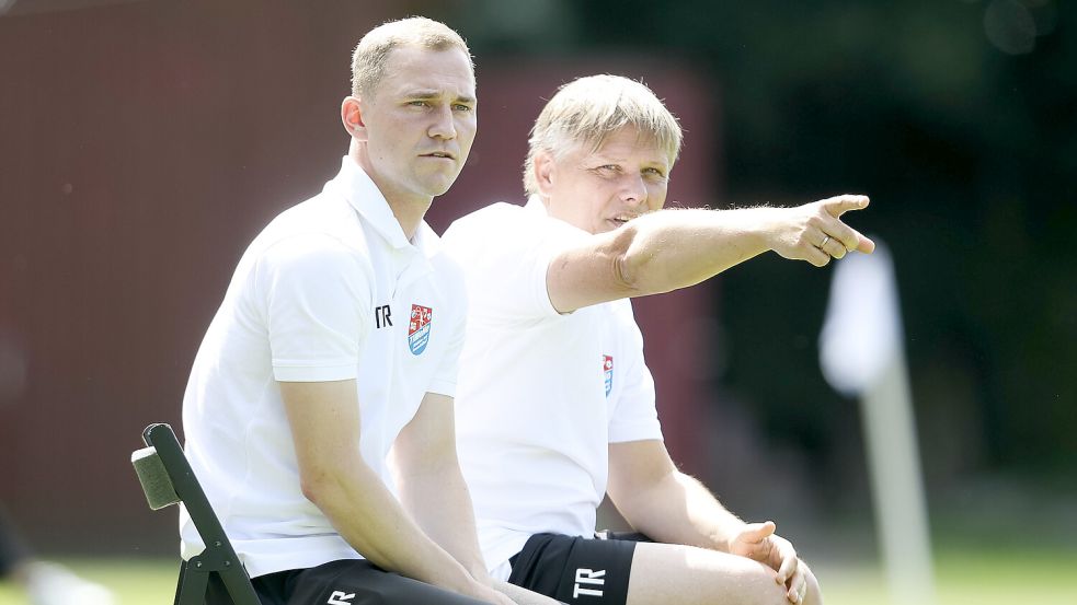 Das TiMoNo-Trainerteam um Jan-Henrik Koppelkamm und Otmar Jetses möchte sich nicht auf den Gegner, sondern auf die eigene Mannschaft konzentrieren. Foto: Jens Doden, Emden