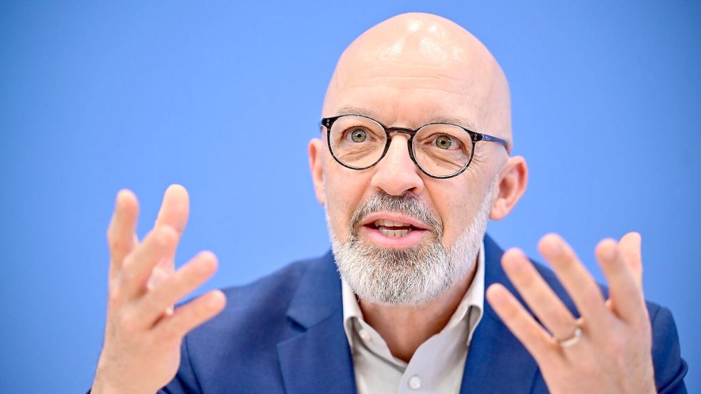 Ifo-Chefkonjunkturforscher Timo Wollmershäuser und seine Kollegen haben ihre Wachstumsprognose für die deutsche Wirtschaft überraschend stark erhöht. (Archiv) Foto: Sebastian Christoph Gollnow/dpa