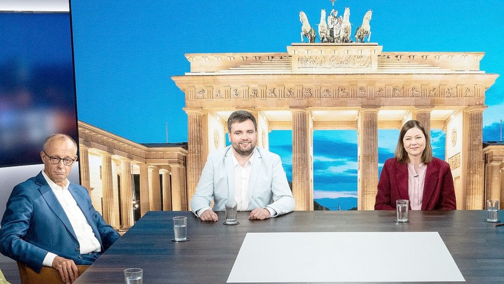 Bei der RTL-Sendung „Am Tisch mit Friedrich Merz“ traf der Bundeskanzler (links) unter anderem auf die Kinderärztin Bea Merscher (rechts). Zwischen beiden entstand ein hitziges Wortgefecht. Foto: Sebastian Christoph Gollnow/DPA