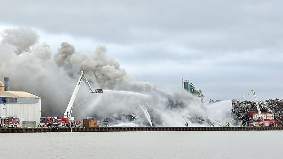 Die Löscharbeiten in Leer dauern am Donnerstagmorgen weiter an. Foto: Klaus Ortgies
