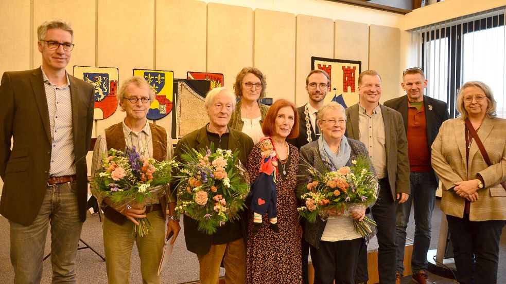 Bürgermeister Hendrik Schulz (hinten Vierter von rechts) zeichnete im vergangenen Jahr Gerd Kaja (Zweite von links), Peter Mestmacher, Petra Hölzemann-Brands und Hanna Janshen mit der Kulturmedaille aus. Foto: Hannah Lehmann/Archiv