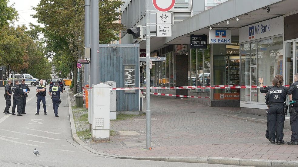 Nach der Explosion in einer Passage eines Geschäftshauses sperrte die Polizei den Bereich für die Spurensuche ab. Foto: Felix Kirberg