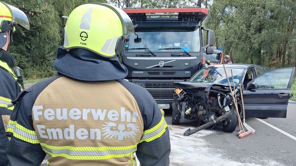 Ein Auto prallte gegen einen Lastwagen. Foto: Feuerwehr Emden