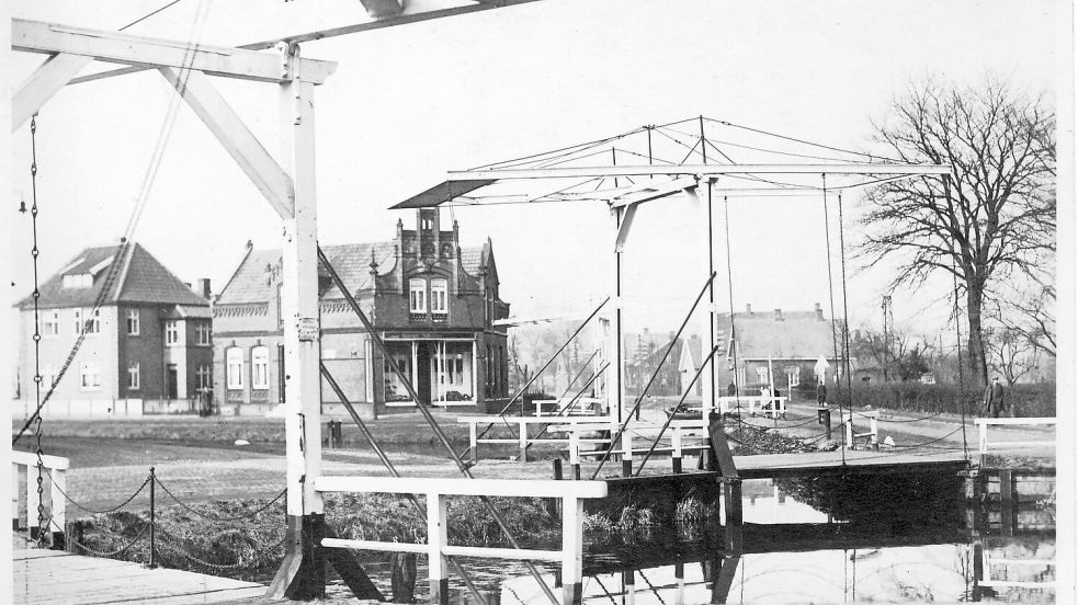 Wo heute Autos durch den Kreisverkehr am Rajen (links), Rhauderwieke (Mitte) und Untenende rollen, führten einst drei weiße Klappbrücken über die Kanäle. Das Foto entstand um 1900. Foto: Archiv