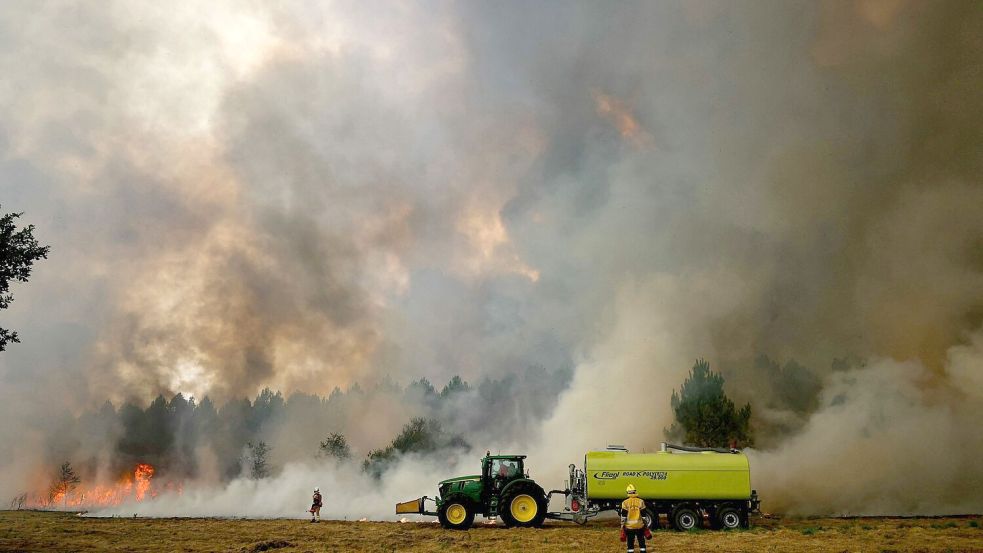 Die klimatischen Bedingungen haben die zahlreichen Waldbrände in Frankreich noch verschlimmert. (Archivbild) Foto: Alain Jocard/AFP/dpa
