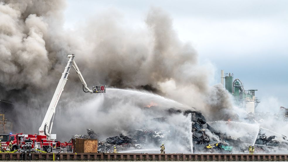 Von mehreren Seiten wird der Großbrand bekämpft. Die Rauchentwicklung ist enorm. Foto: Klaus Ortgies
