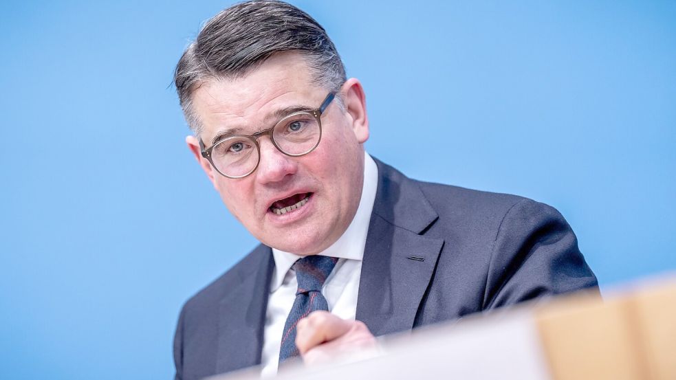 Boris Rhein (CDU), Ministerpräsident von Hessen, pocht auf den Verbleib der Commerzbank in Frankfurt. (Archivbild) Foto: Michael Kappeler/dpa